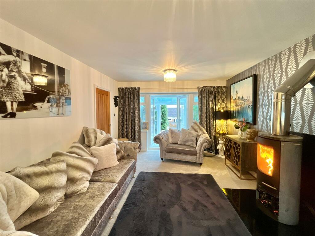 LIVING ROOM/SITTING ROOM