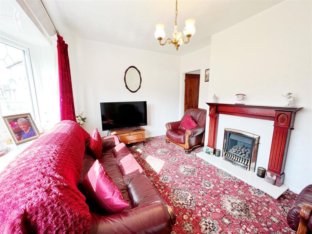 Lounge 1.jpg