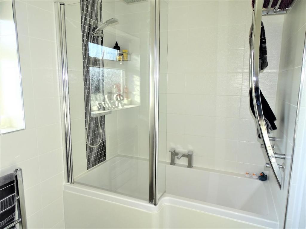 MODERN FAMILY BATHROOM