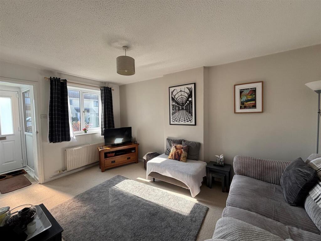 Living room 1.jpg
