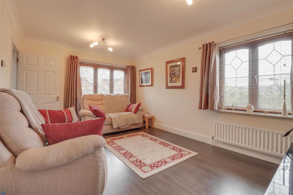 38 MERSEA CRES INSIDE-7.jpg