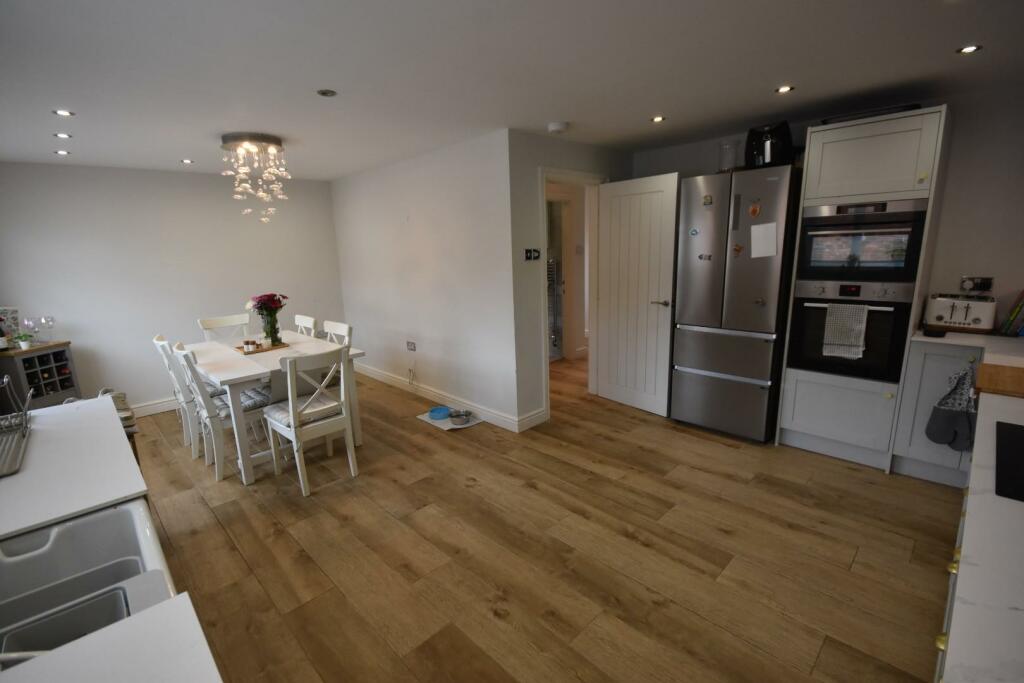 OPEN PLAN KITCHEN DINING