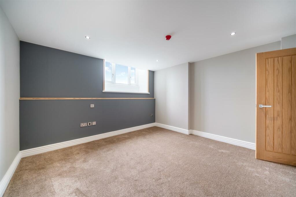 Bedroom 1.jpg