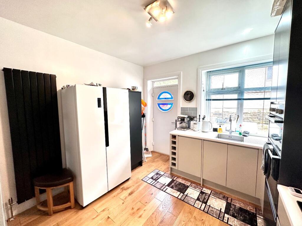 MODERN KITTED KITCHEN
