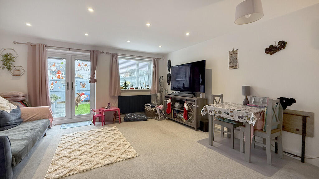 Lounge/dining roo...