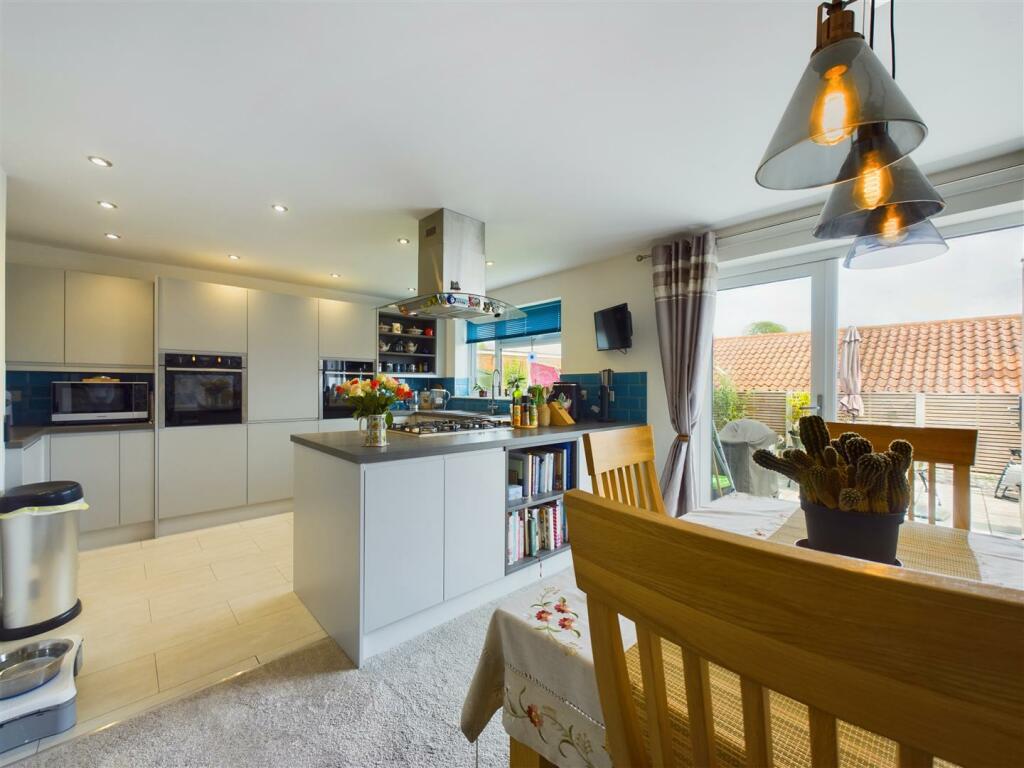 KITCHEN/DINING ROOM