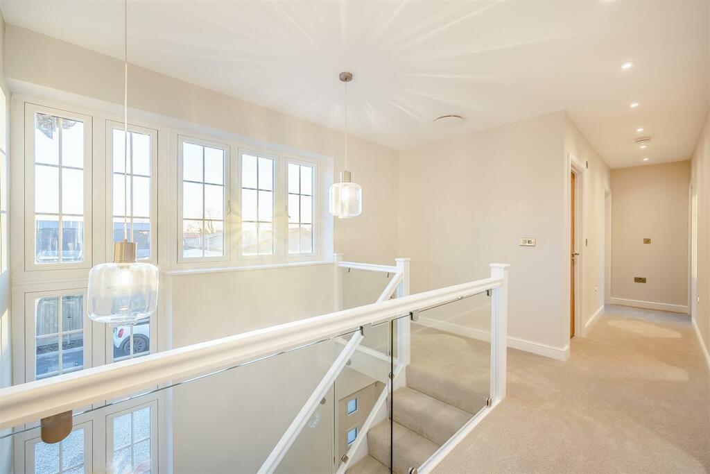 8581130-interior17.jpg