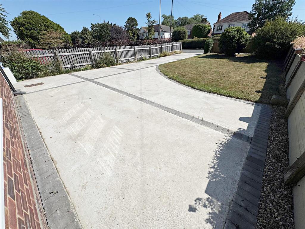 FRONT GARDEN