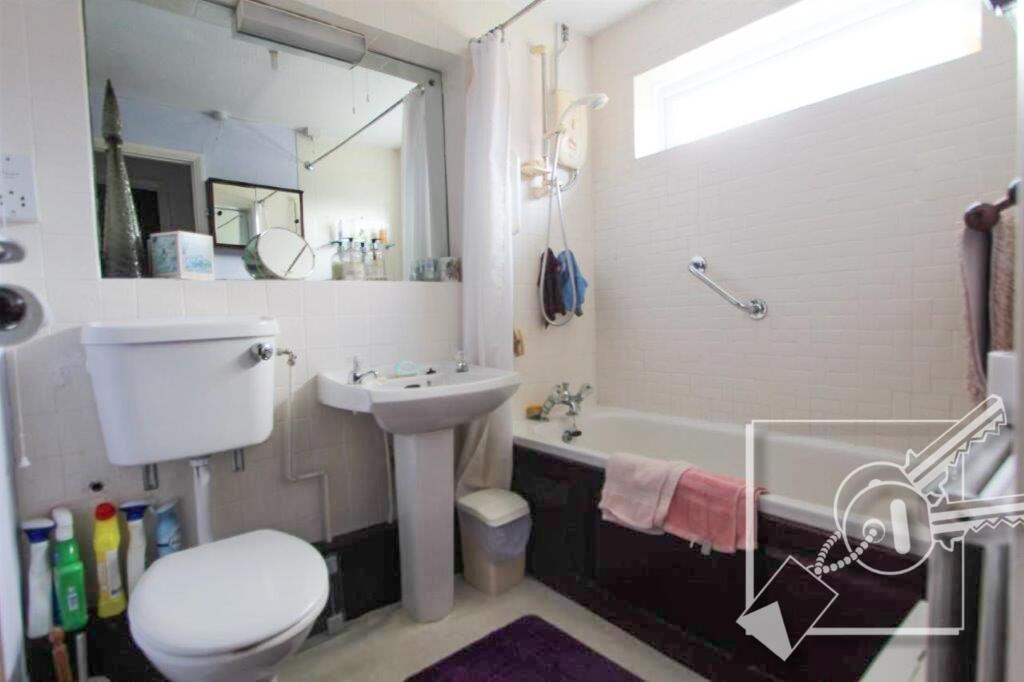 17. Family Bathroom.jpg