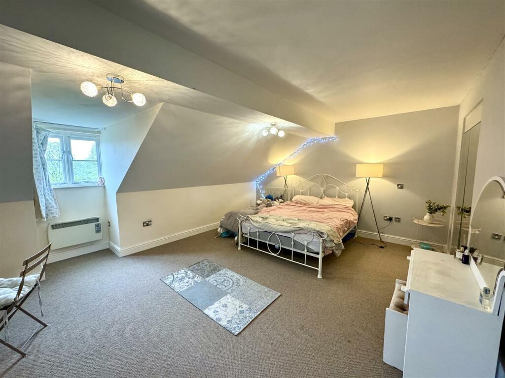 PRINCIPAL BEDROOM SUITE