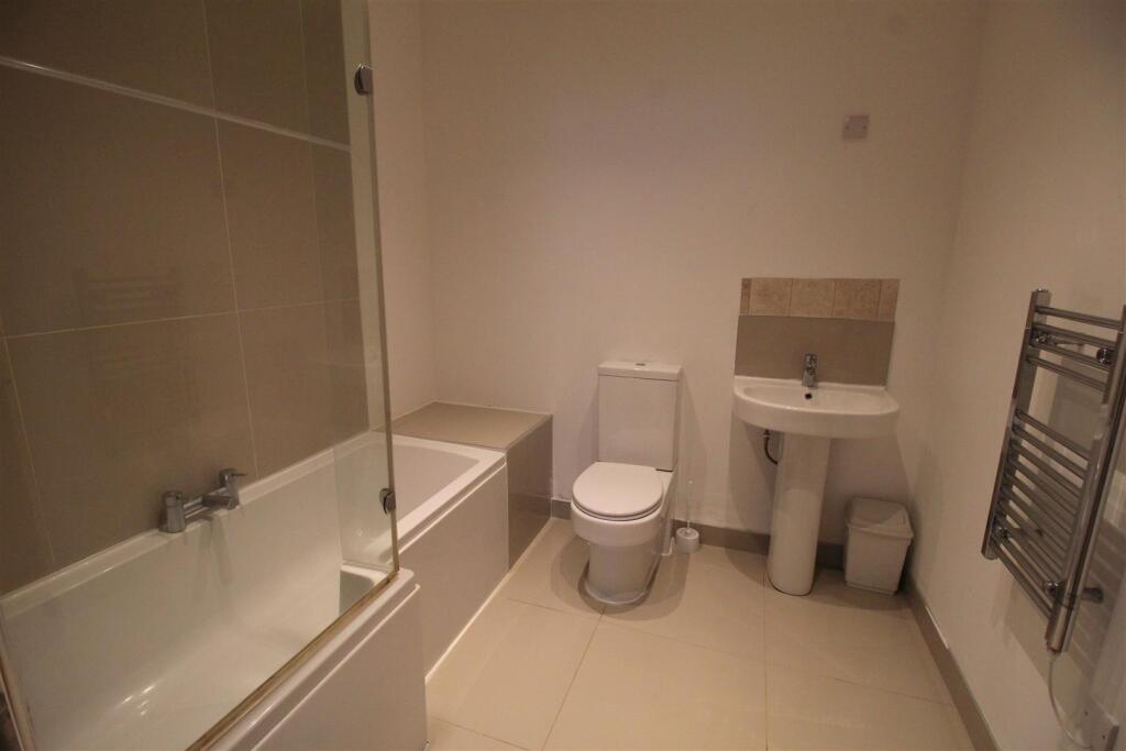 Duckworth Buildings, Flat 2, bathroom.JPG