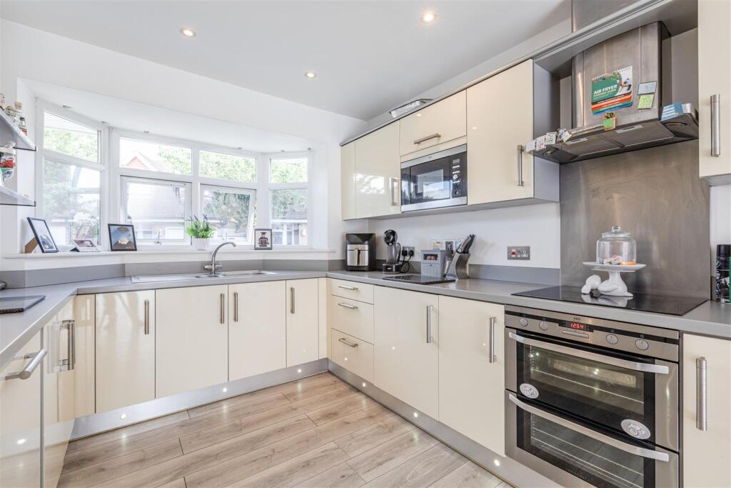 1 Park Close Byfleet KT14 7FH - 11.jpg