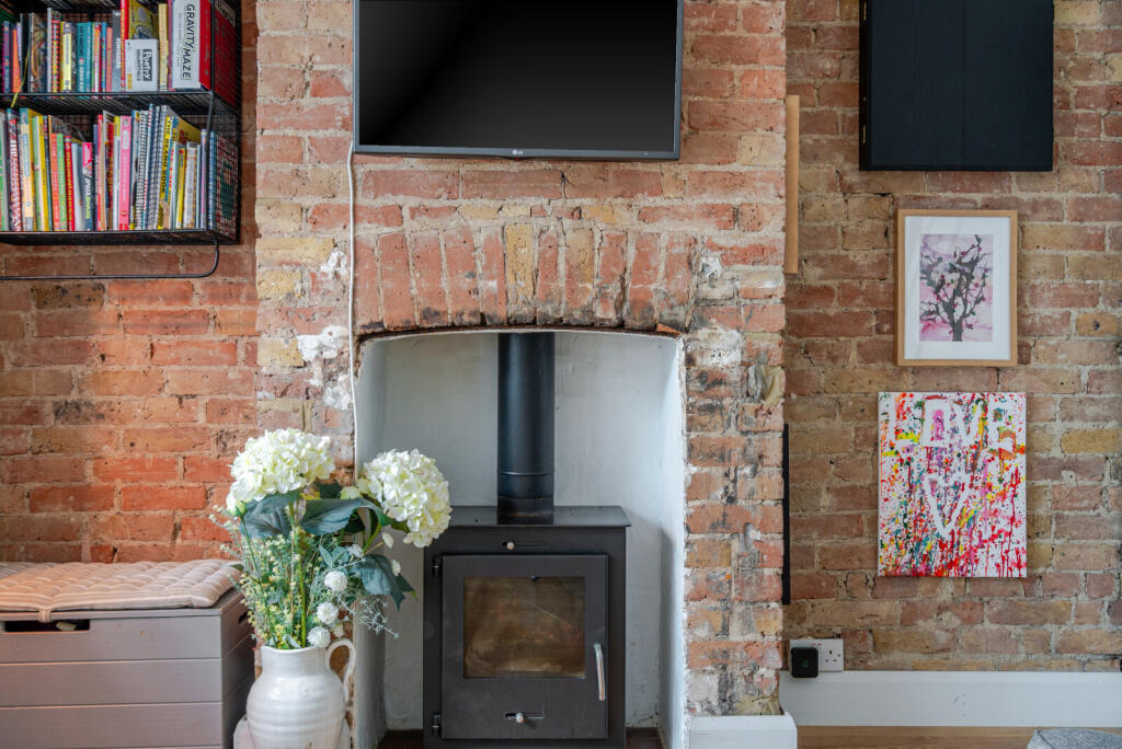 1319580-9-686b991...