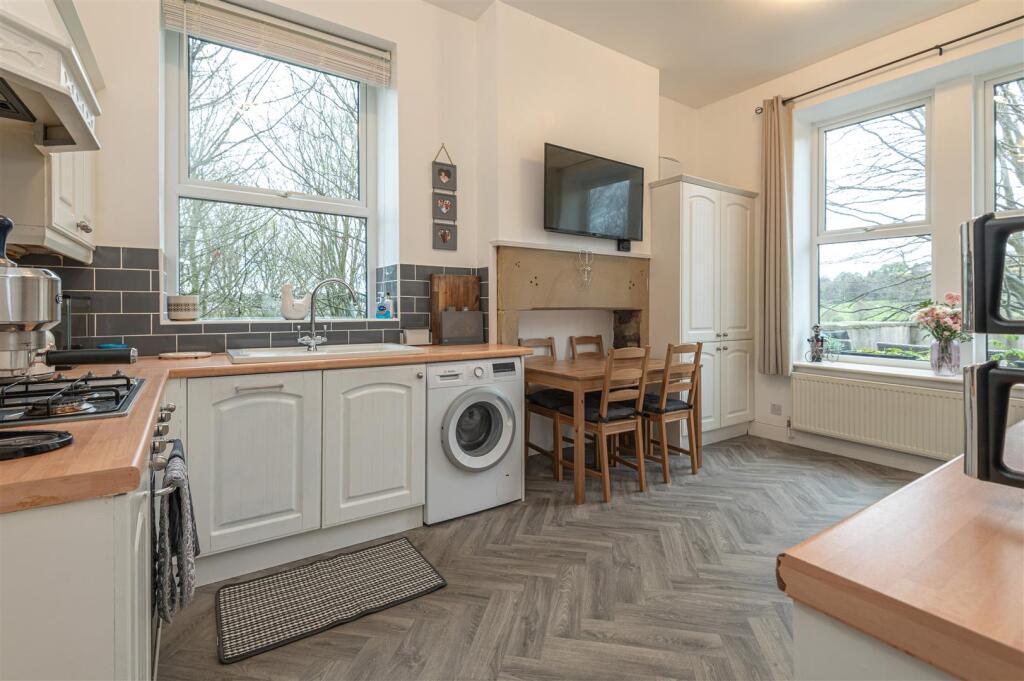 06 - 181 Stainland Road HX4 9AJ.jpg