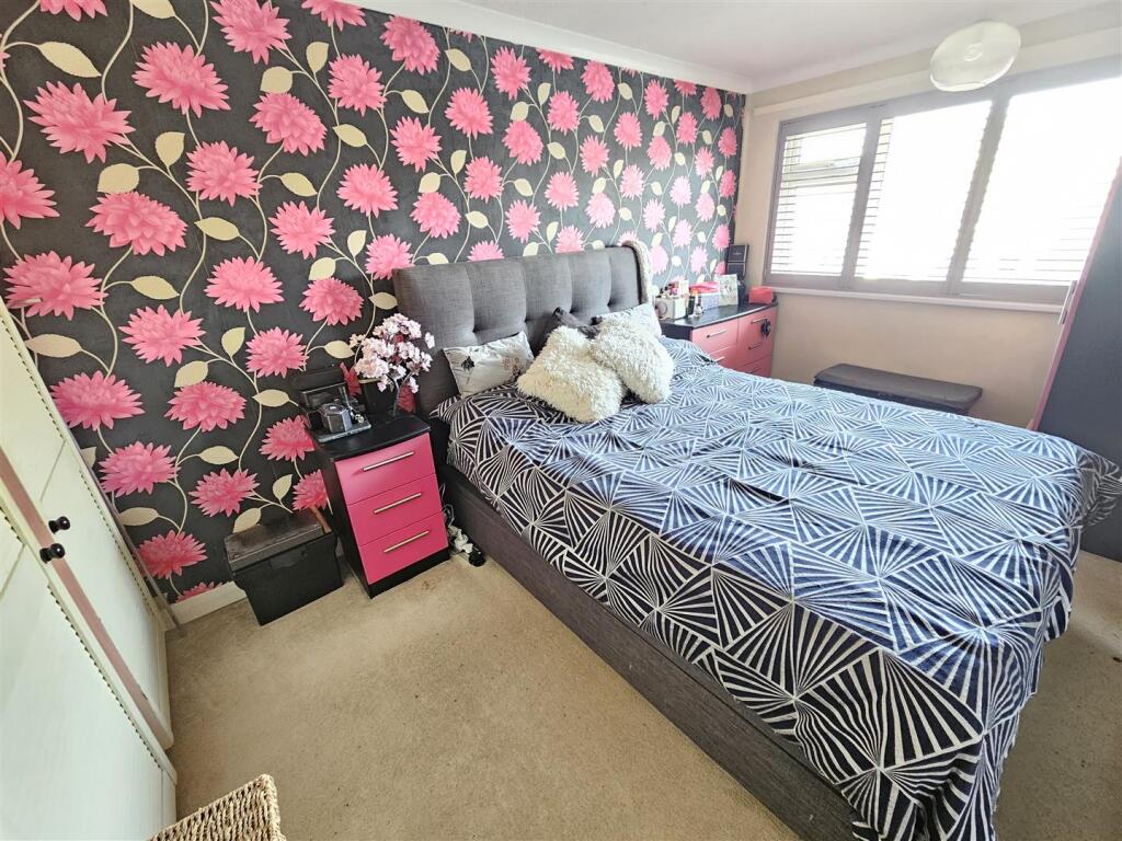 Bedroom 1.jpg