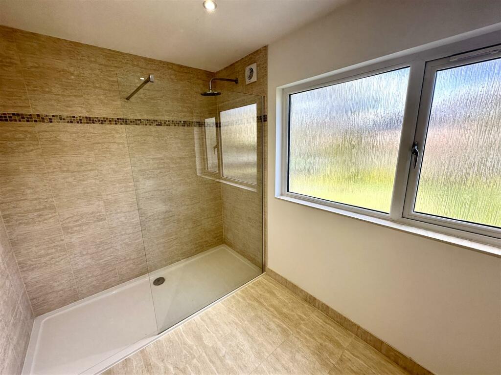 EN-SUITE SHOWER ROOM