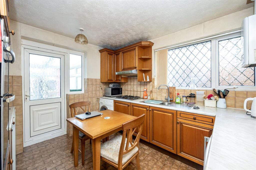 Larkfield Way 20 KITCHEN2.jpeg