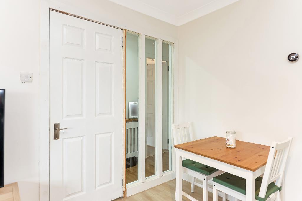 Lounge/Dining Area