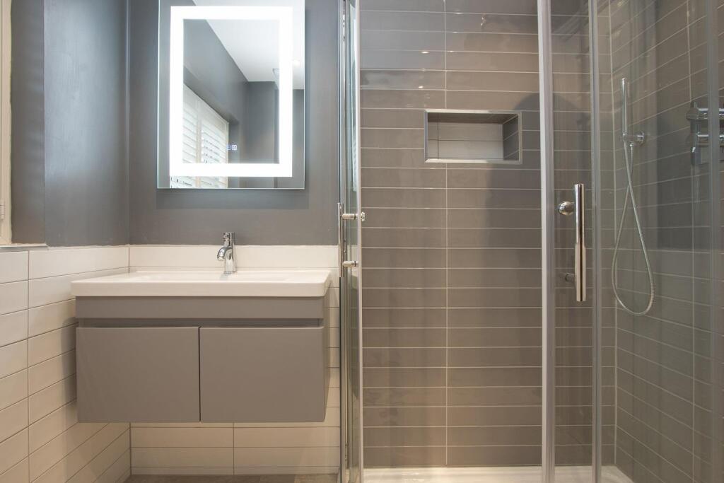 14 Hadleigh Drive, Sutton bathroom 1.jpg