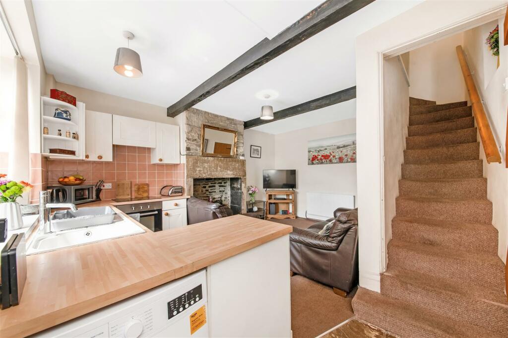 OPEN-PLAN LIVING KITCHEN