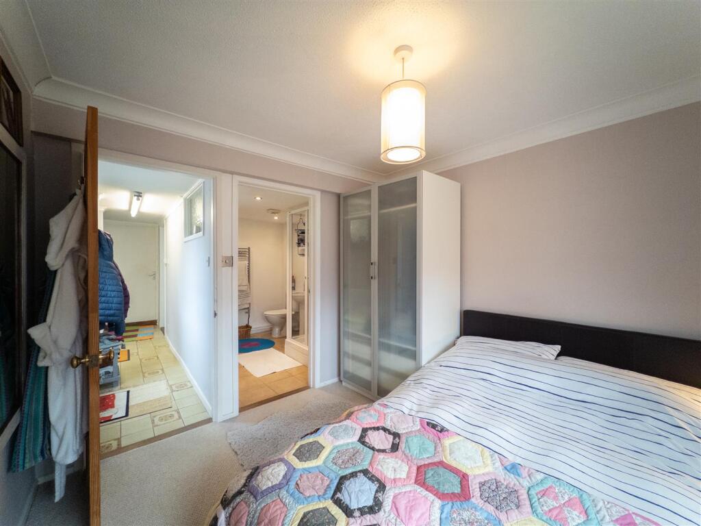 Annexe/Guest Bedroom: