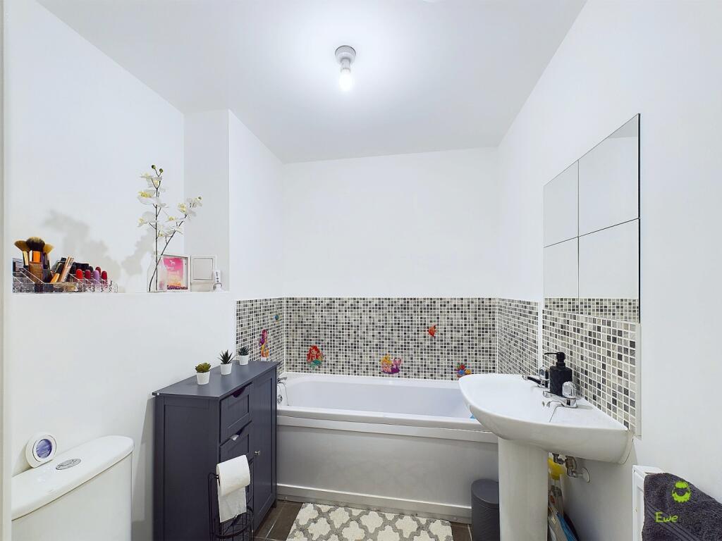 CAM03418G0-PR0113-STILL009