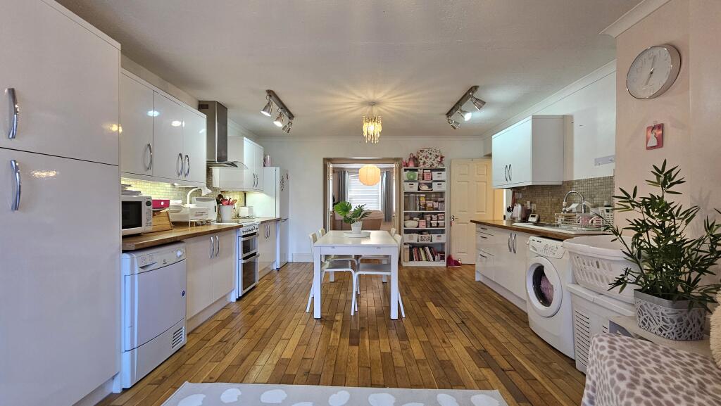 Kitchen / dining room