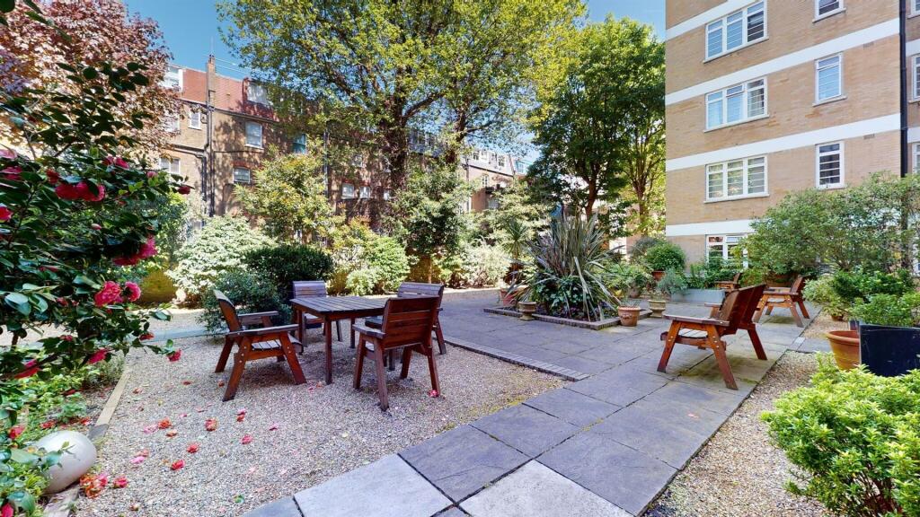 33Redcliffe Closegarden.jpg