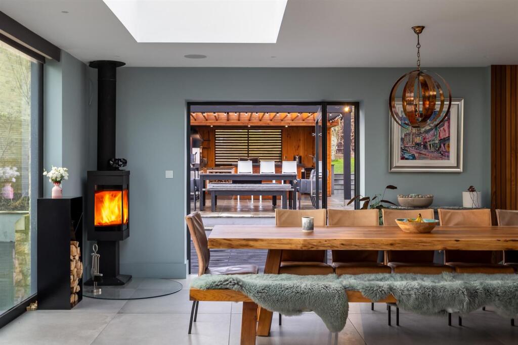 23 - 1 Holm Oaks - GL7 2RQ - Web.jpg