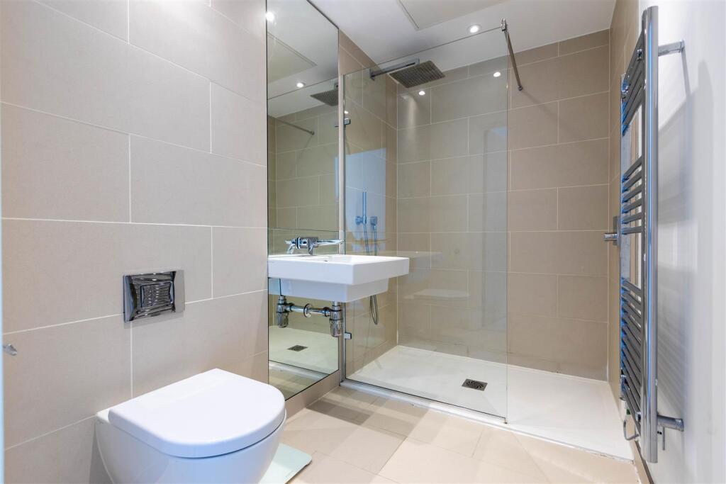 en-suite 1.jpg
