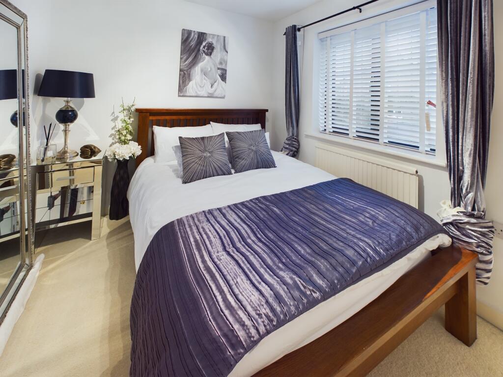 CAM02519G0-PR0203-STILL009