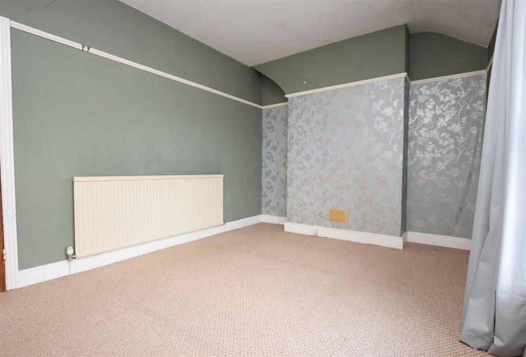 Bedroom 1 V 3.JPG