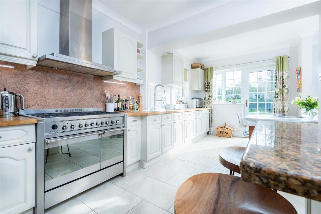 Kitchen 2.jpg