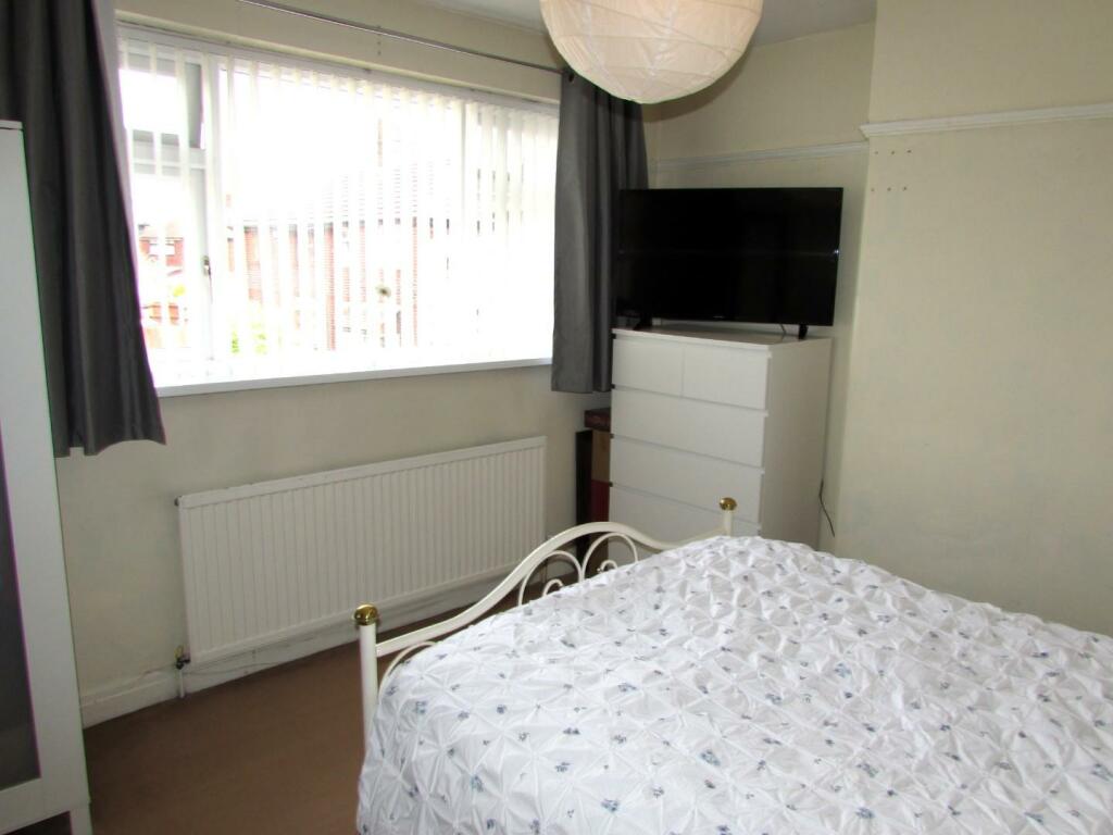 WrigleyCres8bed1.JPG