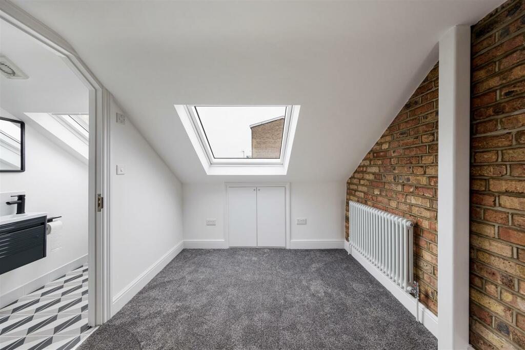 Crescent Road, E17