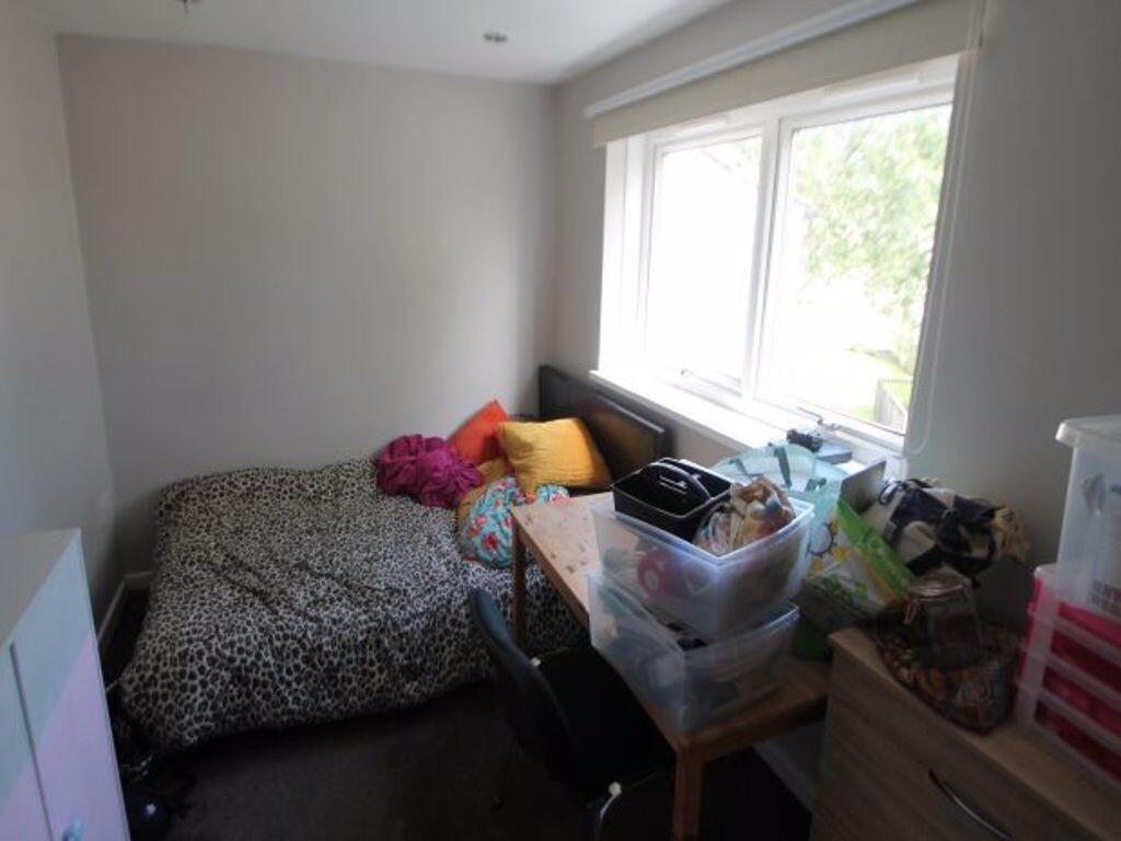 Cozy and functional single bedroom with a comfy...