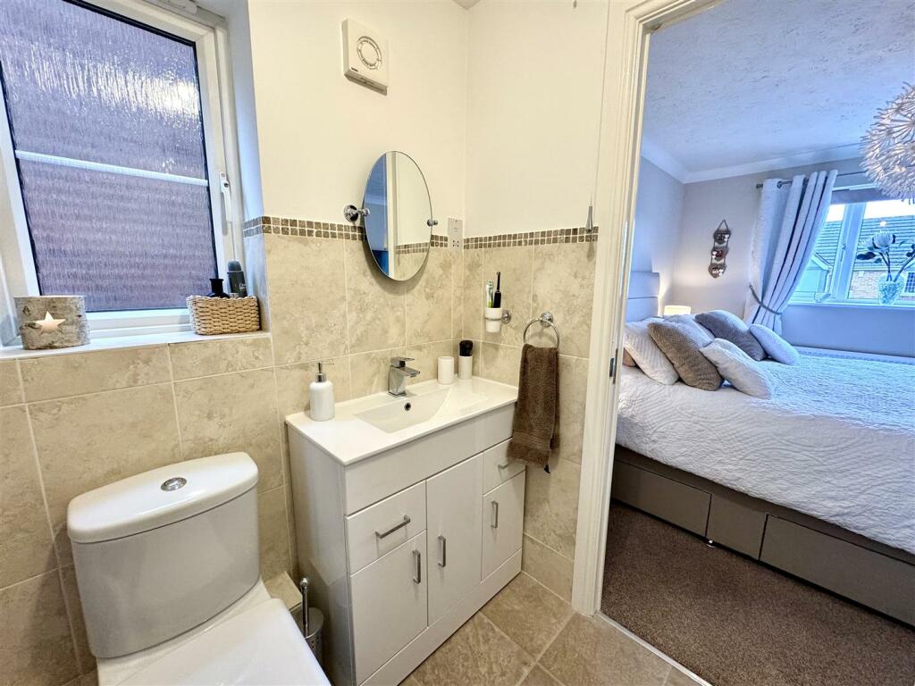 EN-SUITE SHOWER ROOM