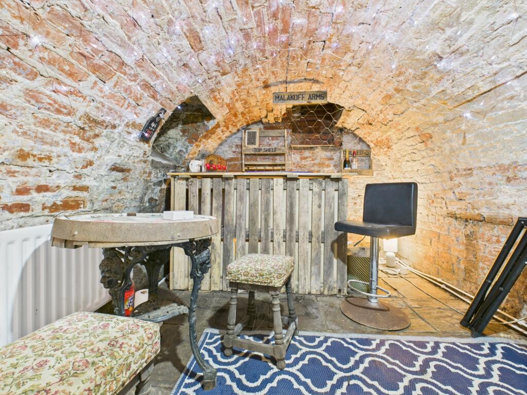 CAM03729G0-PR0109-STILL018