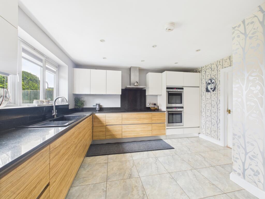 CAM04922G0-PR0034-STILL006