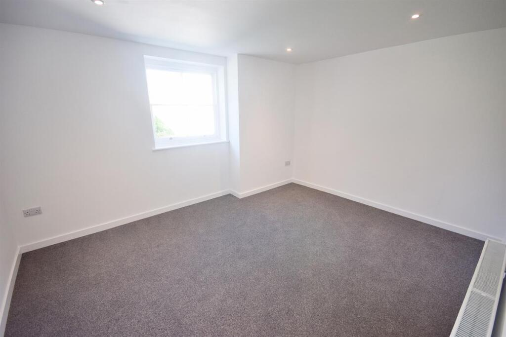 flat 1 birmingham road bedroom.png