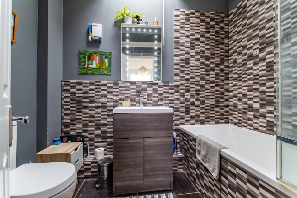 18575569 Bathroom (1).jpg