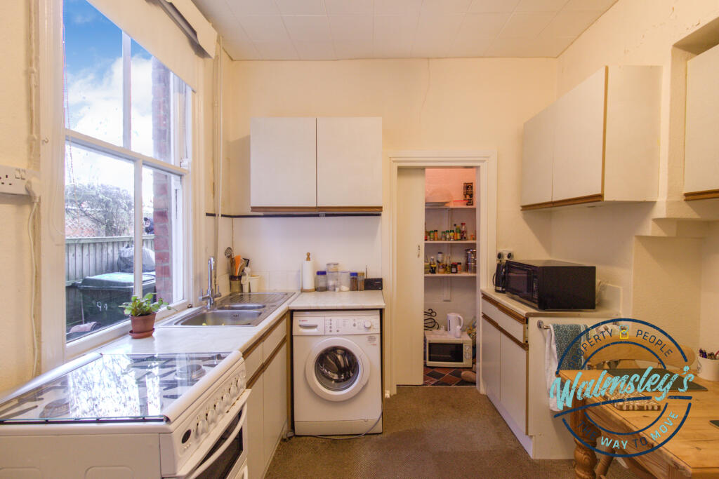 Kitchen breakfast room with walk in pantry