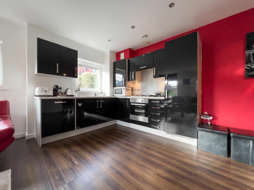 KITCHEN/BREAKFAST AREA