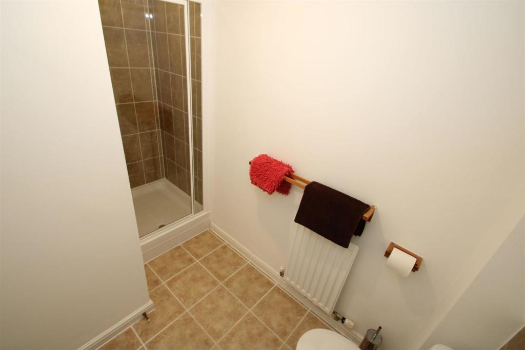 En Suite Shower 2 Aspect 2
