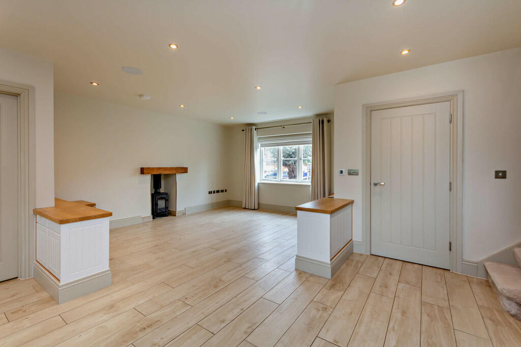 8592195-interior1...