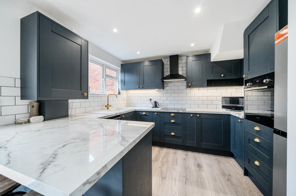 1370561-4-68f7894...