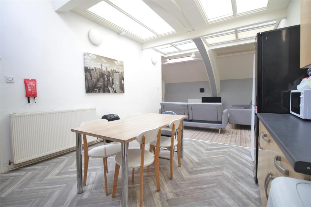 Student-property- kitchen 4.JPG