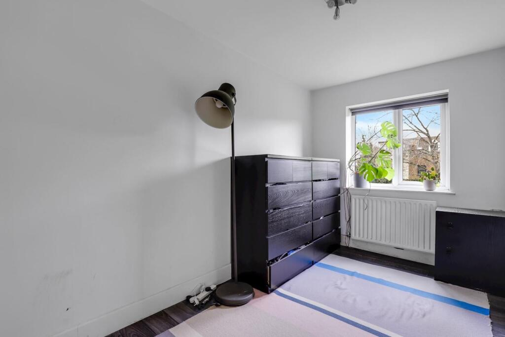 12-2571JHPropWpen - 2 Capel Court - 34-medium.jpg