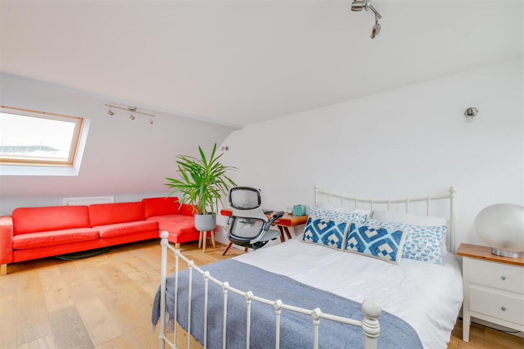 Ivy Crescent, W4 - TO LET