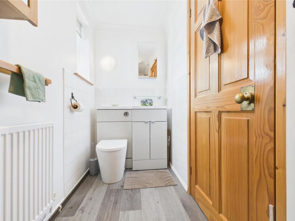 EN-SUITE SHOWER ROOM